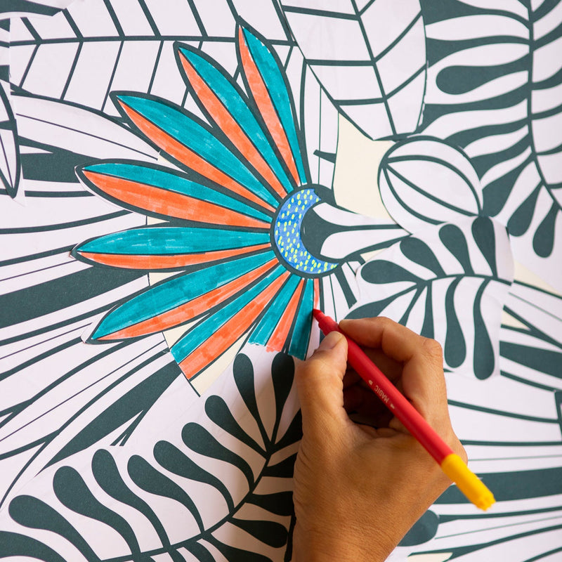 Découpe à la main d’un motif feuillu du rouleau adhésif tropical OMY, activité DIY facile