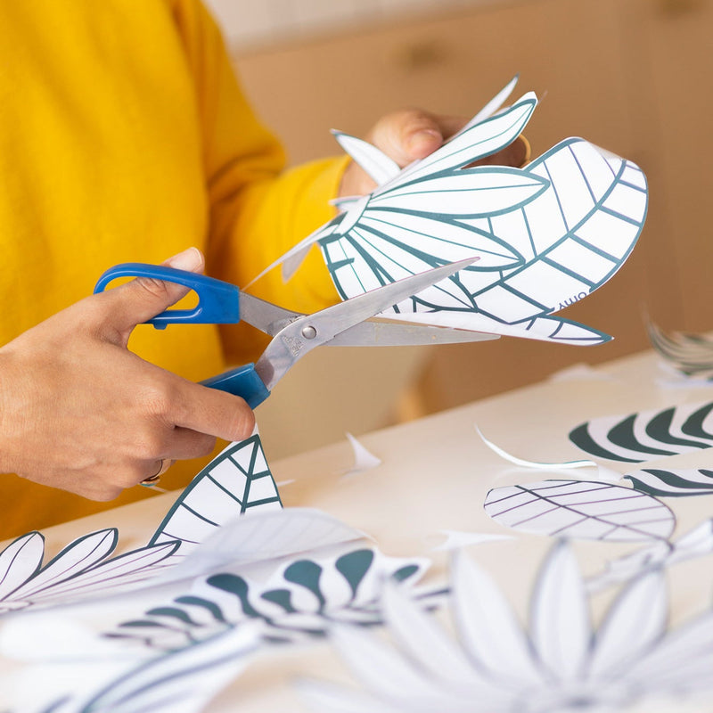 Personnalisation murale colorée avec le papier adhésif tropical OMY, coloriage des motifs feuillus