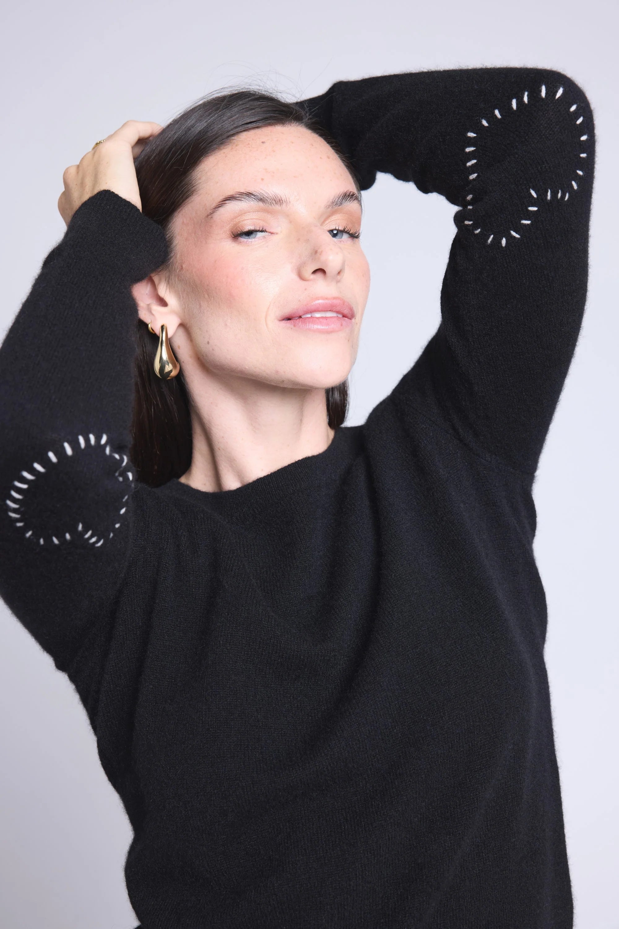 Jersey de cuello redondo Stitch con corazones cosidos en los codos - Negro blanco - Mujer