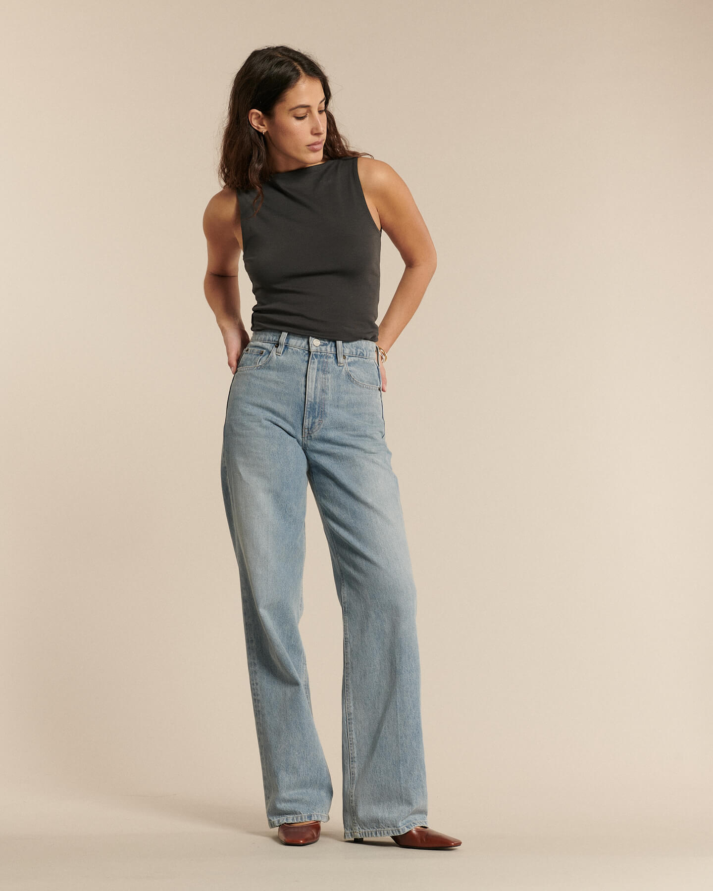 Jean en denim 100 % coton bleu stone bleach clair avec coupe droite longue et confortable, adapté à toutes les morphologies féminines.