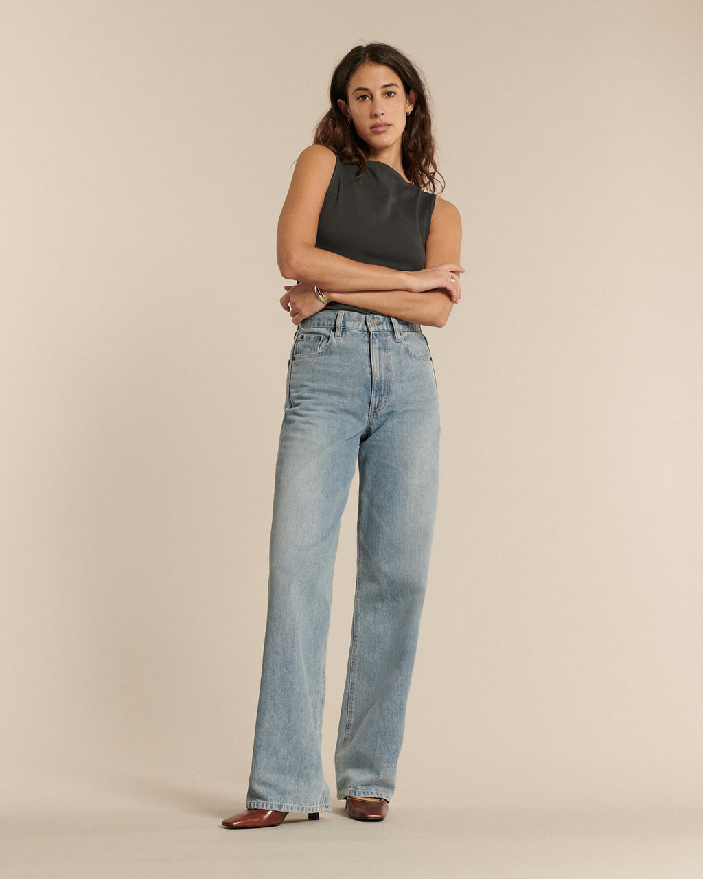 Jean pour femme en denim stone bleach clair, coupe longue droite avec une matière en coton, offrant un style décontracté et élégant qui s’adapte à toutes les morphologies.