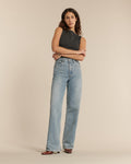 Jean pour femme en denim stone bleach clair, coupe longue droite avec une matière en coton, offrant un style décontracté et élégant qui s’adapte à toutes les morphologies.