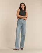 Jean pour femme en denim stone bleach clair, coupe longue droite avec une matière en coton, offrant un style décontracté et élégant qui s’adapte à toutes les morphologies.