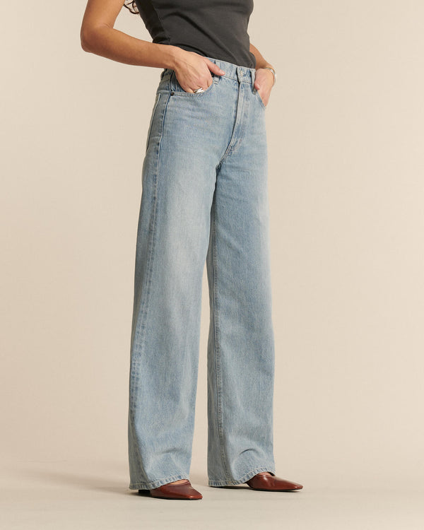 100% cotton denim jeans in light stone bleach color, wide and fluid straight cut, offering a relaxed fit that adapts to all body shapes.