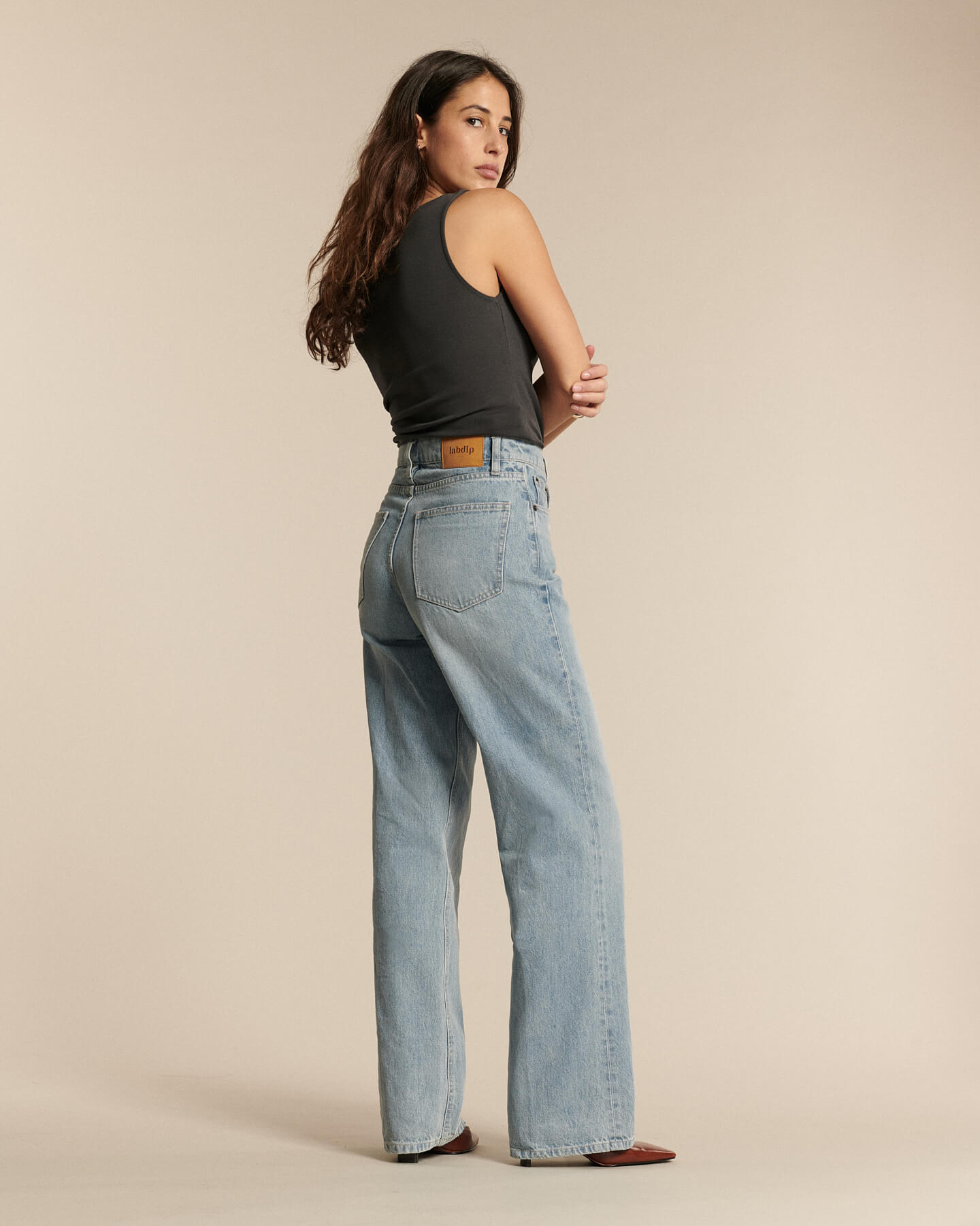Jean femme en denim clair stone bleach, coupe droite longue avec taille haute, offrant un fit confortable et adapté à toutes les morphologies.