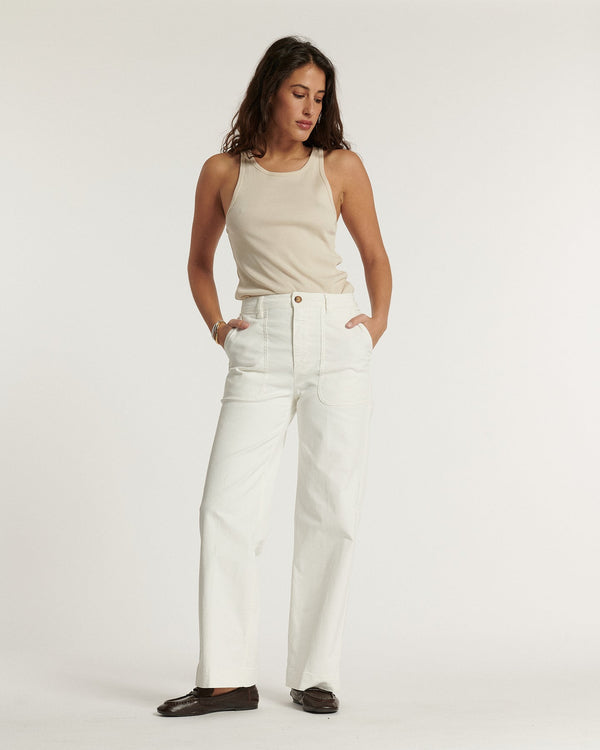 White jeans in 100% cotton stretch denim, straight and fluid cut, with rounded front pockets, offering comfort and a silhouette suitable for all body types.