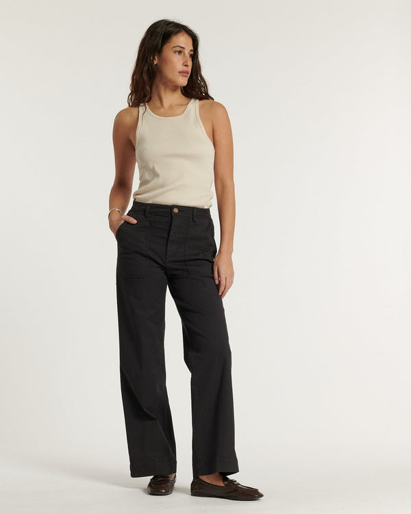 Women's jeans in dark brown stretch denim, straight and slightly wide cut, comfortable material that adapts to all body shapes.