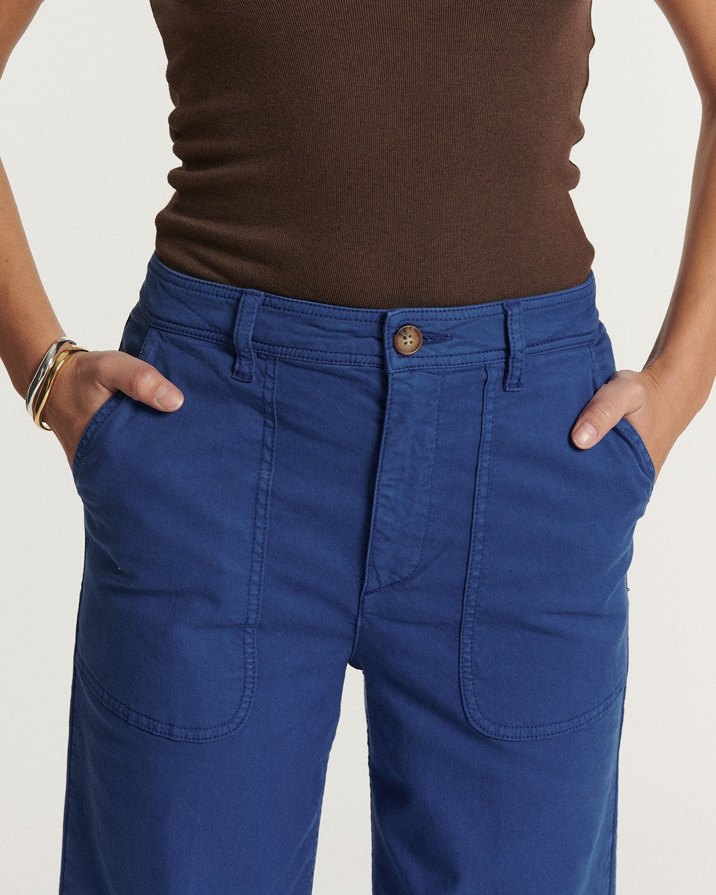 Pantalon en coton bleu outremer avec coupe droite et poches avant arrondies, offrant un confort extensible idéal pour toutes les morphologies féminines.
