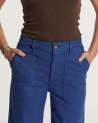 Pantalon en coton bleu outremer avec coupe droite et poches avant arrondies, offrant un confort extensible idéal pour toutes les morphologies féminines.