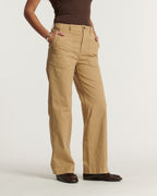Pantalon droit marron en coton stretch, coupe utility confortable et adaptable, parfait pour un style décontracté et féminin en coton idéal pour l'été.