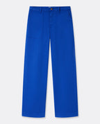 Pantalon femme en coton bleu outremer, coupe droite et confortable, avec poches avant carrées et taille ajustée pour s’adapter à toutes les morphologies.