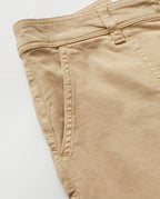 Jean femme en coton couleur praline avec coupe droite et matière stretch, offrant un confort optimal et une silhouette adaptable à toutes les morphologies.