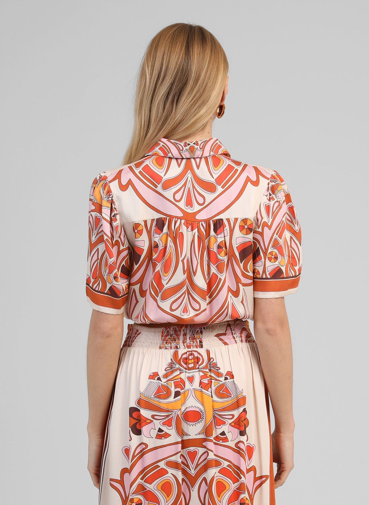 An'ge – Camicia Suzalia Venicia Caramel, modella di schiena con camicia e gonna a motivi colorati