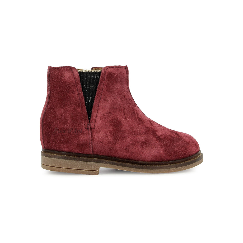 Pom d'Api – Pom D'Api - Suzet Boots - Grenat, vinröda mockastövletter, sedda i profil mot vit bakgrund