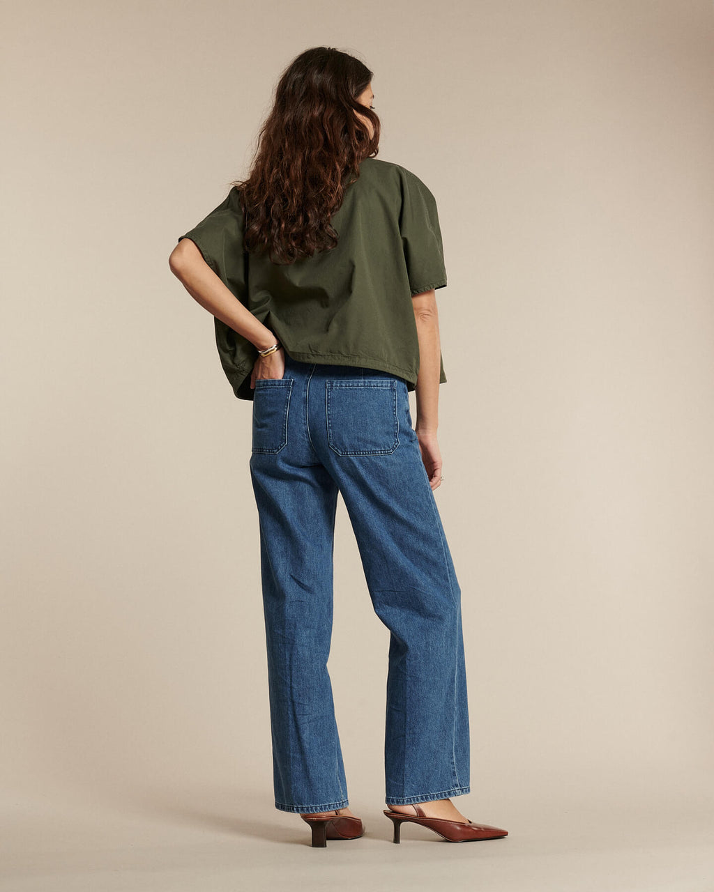 Jean femme en denim coton bleu moyen, coupe droite offrant une silhouette élégante et confortable, adapté à toutes les morphologies.
