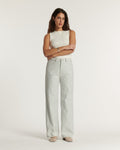 Jean large en coton à rayures verticales bleu clair et blanc, coupe droite et taille haute qui s’adapte parfaitement à toutes les morphologies féminines.