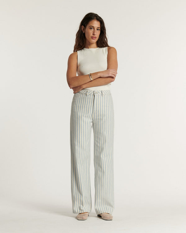 Wide cotton jeans with light blue and white vertical stripes, straight cut and high waist that adapt perfectly to all female body shapes.