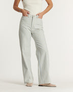 Jean droit pour femme en coton à rayures bleu clair et blanc, coupe taille haute offrant un ajustement flatteur adapté à plusieurs morphologies, idéal pour l'été.