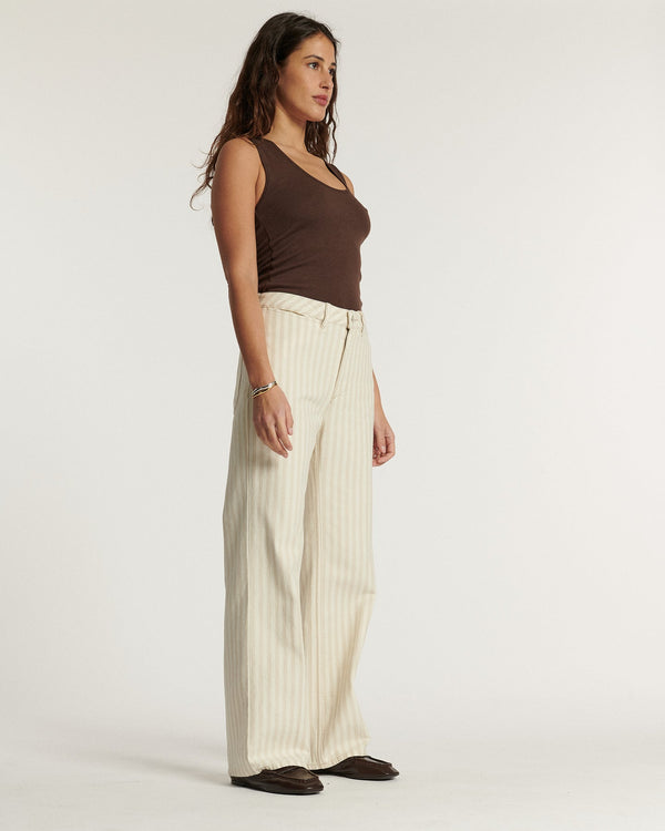 Wide cotton jeans with light sand stripes, straight cut with a fluid silhouette and suitable for all female body shapes.