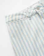 Jean en denim 100 % coton à rayures bleu clair et écru, coupe droite ajustée adaptée à toutes les morphologies féminines, matière douce et légère idéale pour l'été.