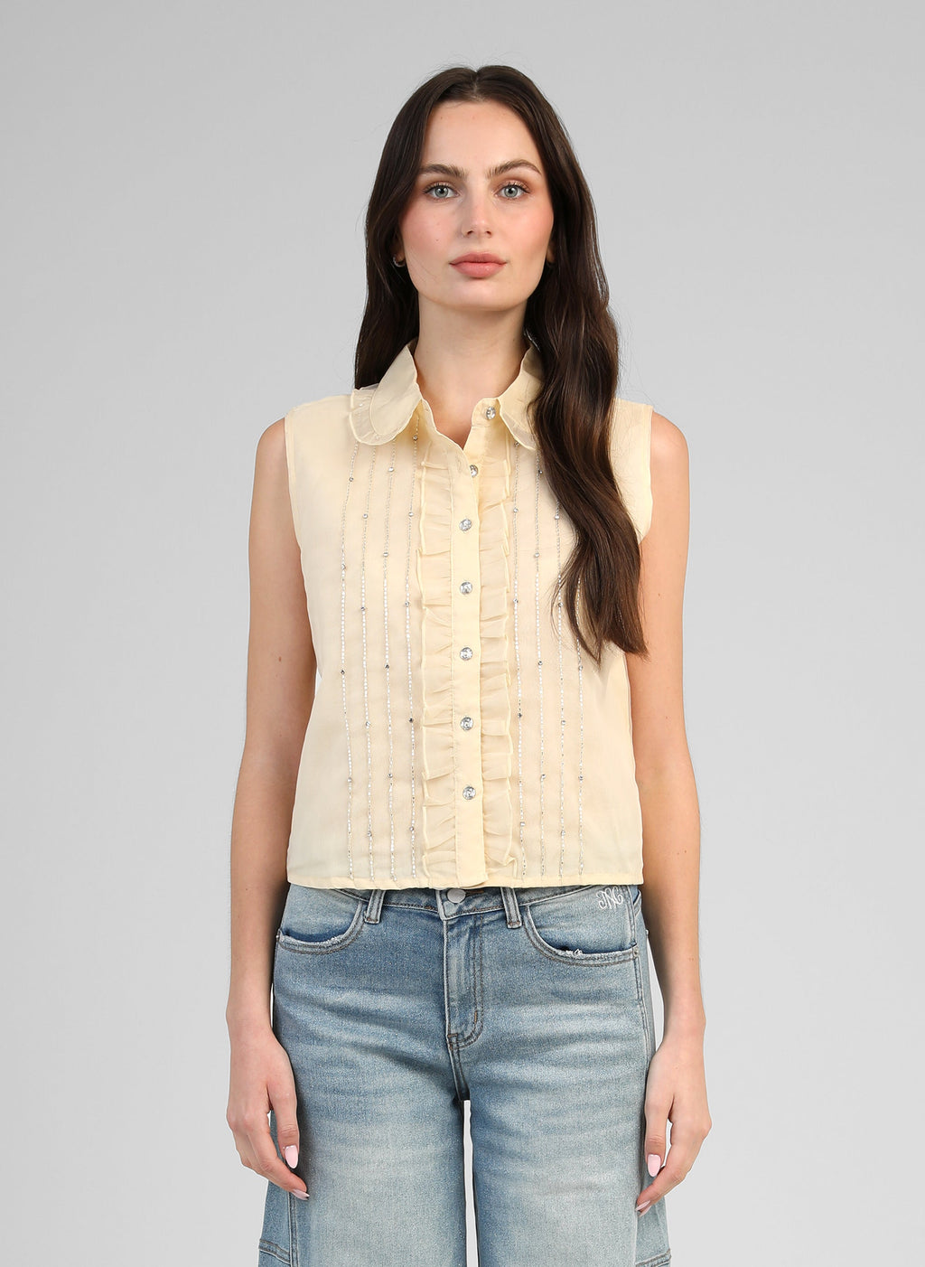 An'ge – Chemise Swany Jaune, chemisier sans manches jaune clair à volants et strass, porté par un mannequin