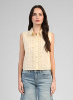 An'ge – Chemise Swany Jaune, chemisier sans manches jaune clair à volants et strass, porté par un mannequin