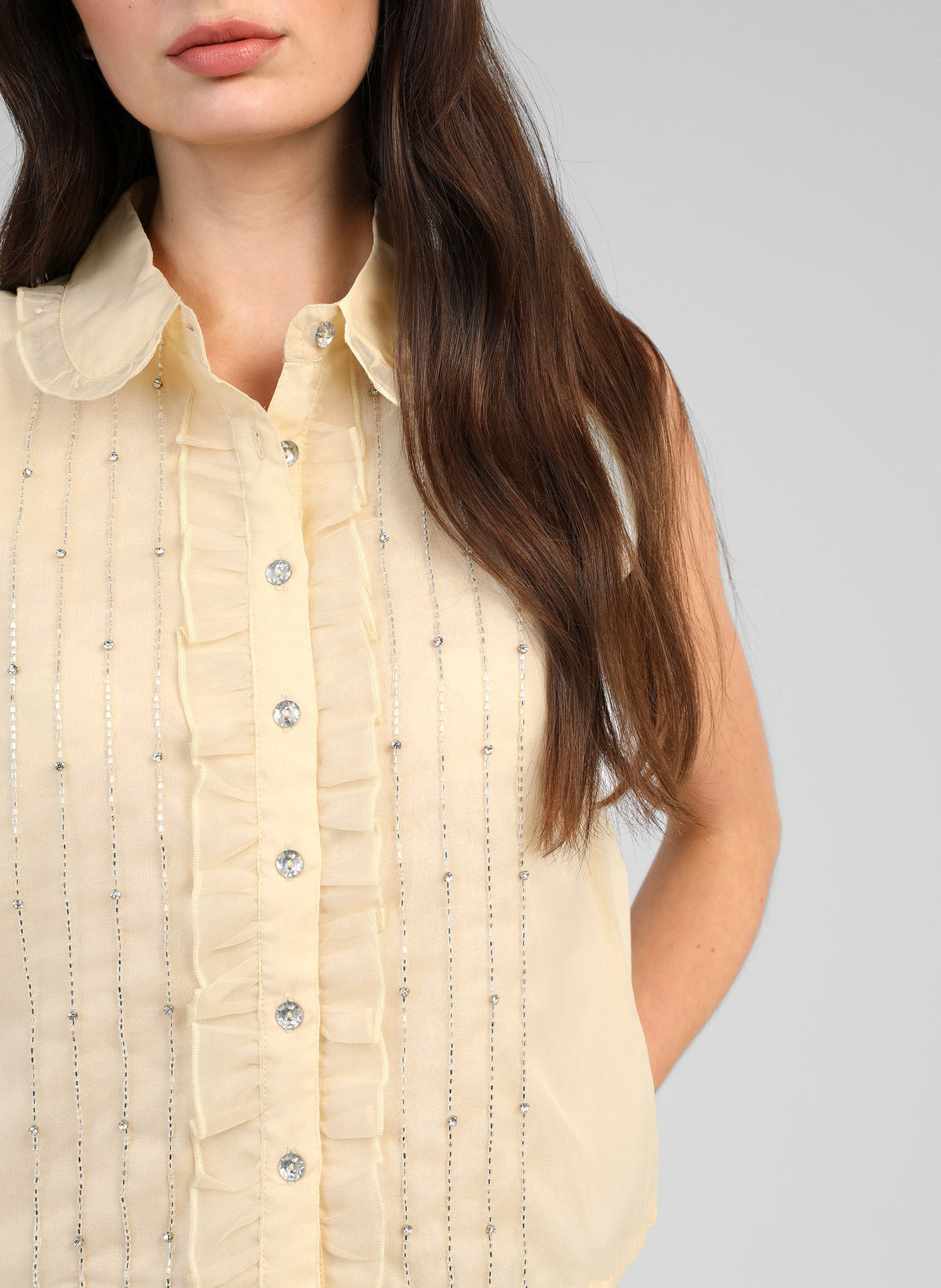 An'ge – Chemise Swany Jaune, haut sans manches crème avec des strass, porté par une femme