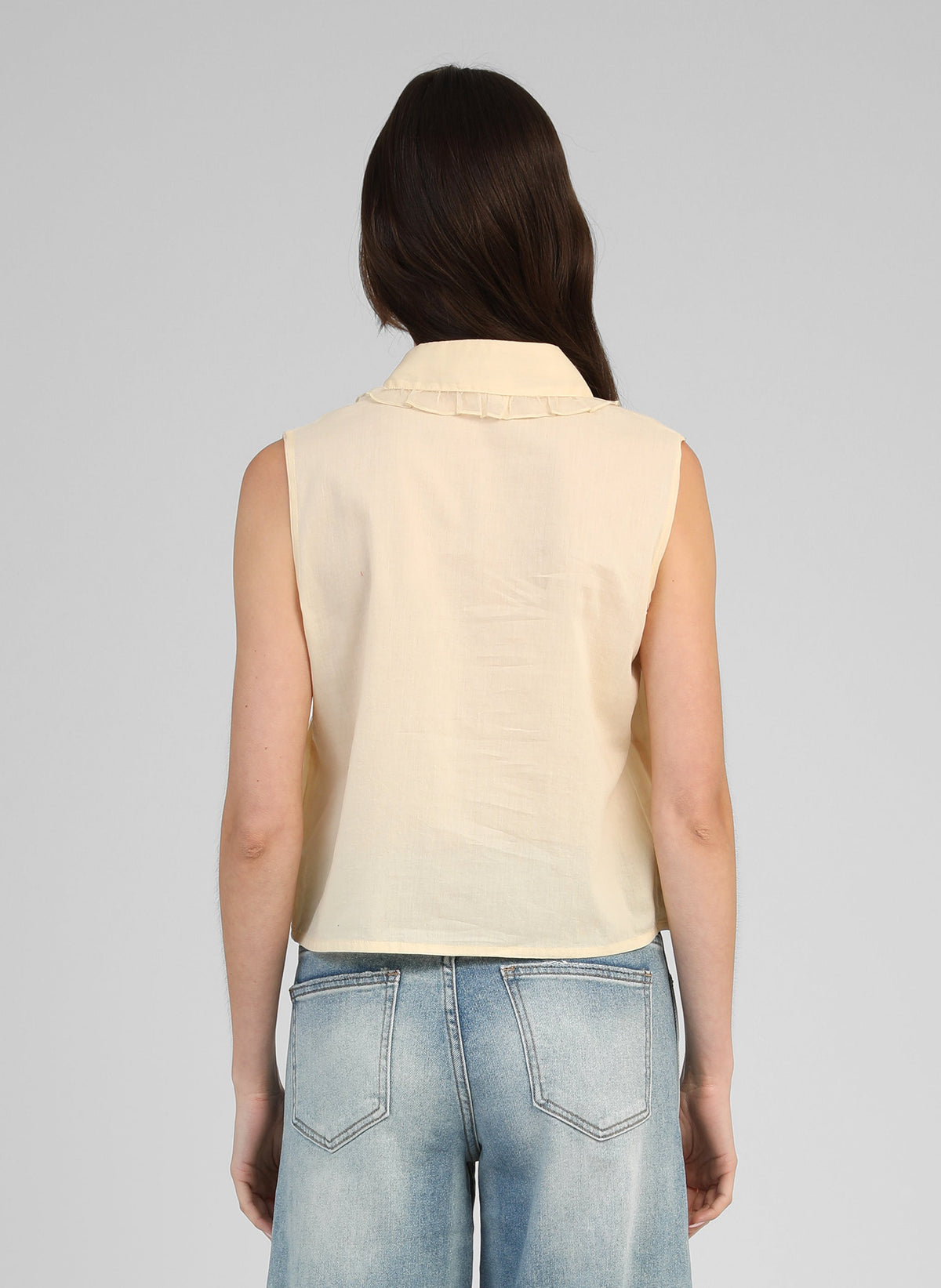 An'ge – Chemise Swany Jaune, haut sans manches beige clair porté par un mannequin, vue de dos
