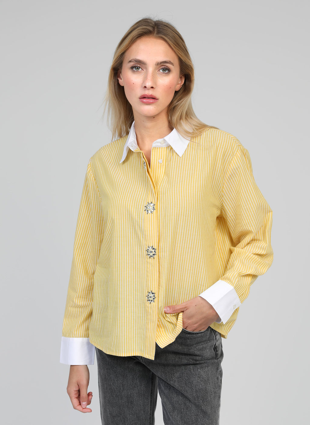 An'ge – Chemise Sylana Jaune, mannequin portant une chemise jaune à rayures blanches, vue de face