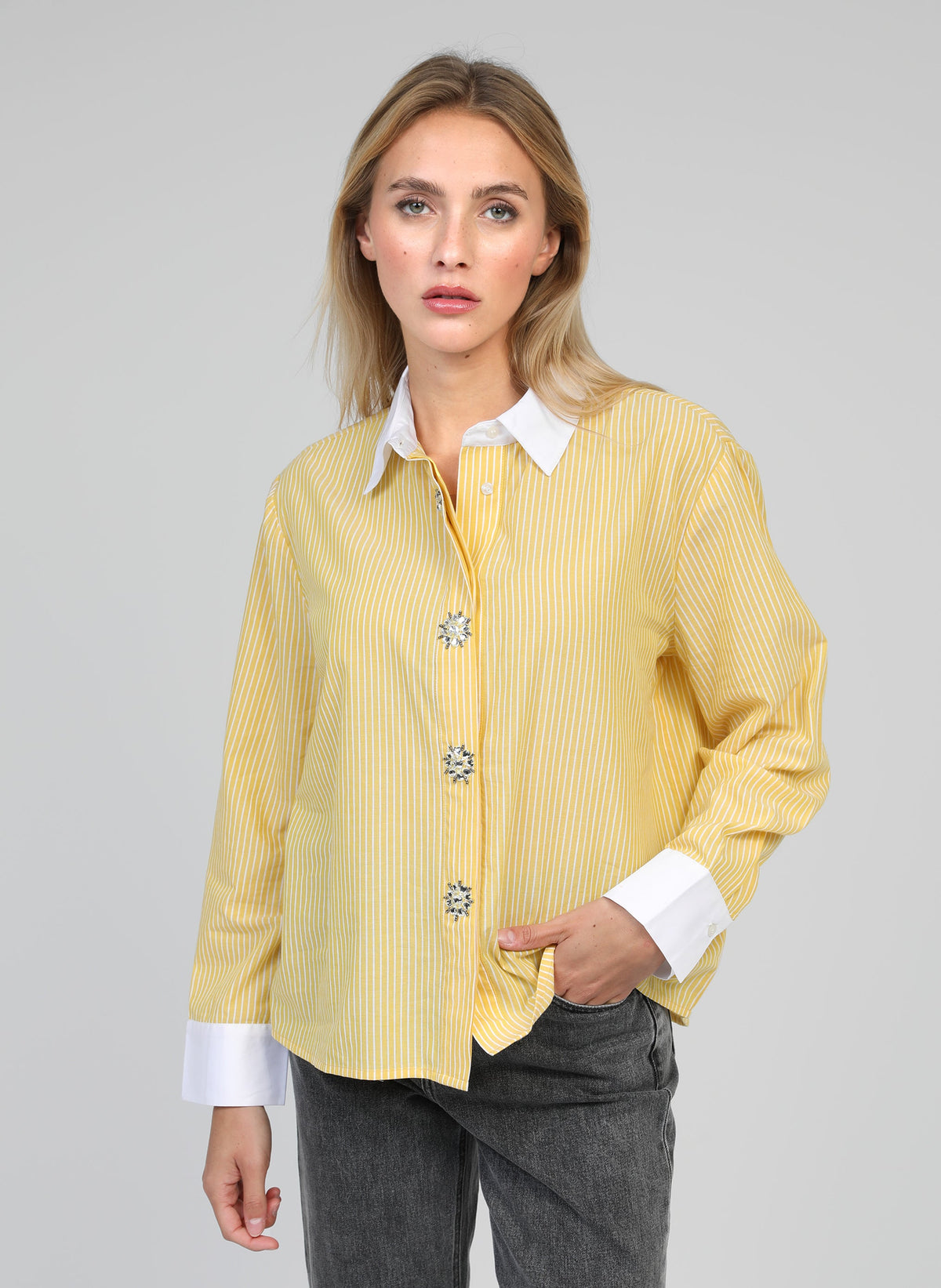 An'ge – Chemise Sylana Jaune, mannequin portant une chemise jaune à rayures blanches, vue de face