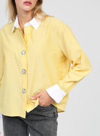 An'ge – Chemise Sylana Jaune, mannequin portant une chemise jaune à rayures blanches et boutons fantaisie