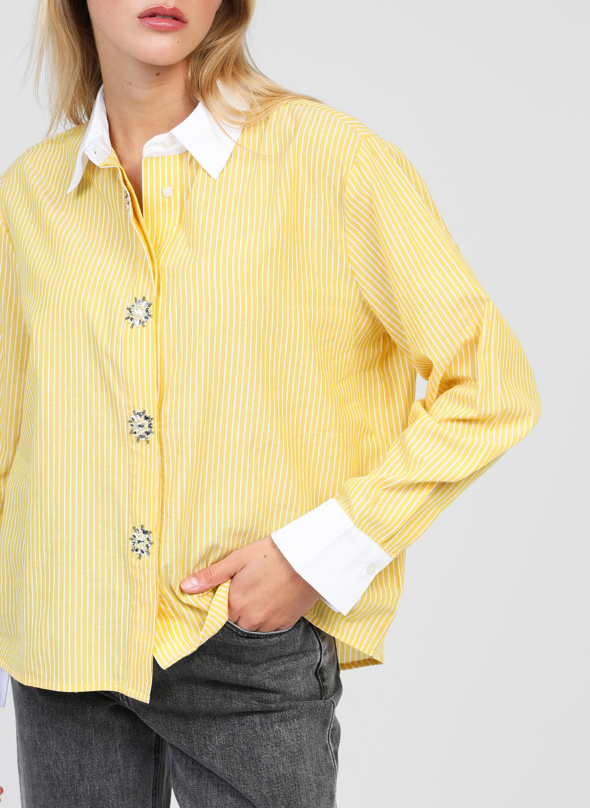 An'ge – Chemise Sylana Jaune, mannequin portant une chemise jaune à rayures blanches et boutons fantaisie