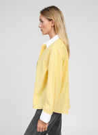 An'ge – Chemise Sylana Jaune, mannequin de profil portant une chemise jaune à rayures blanches