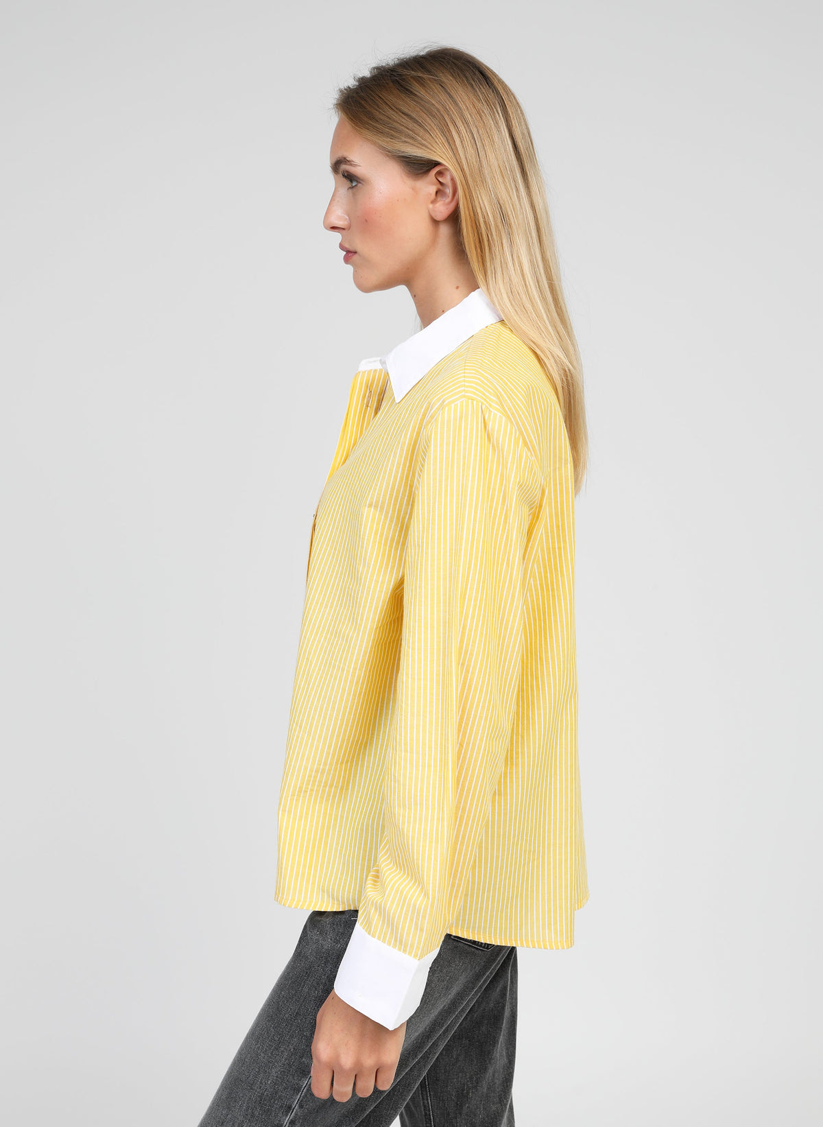 An'ge – Chemise Sylana Jaune, mannequin de profil portant une chemise jaune à rayures blanches