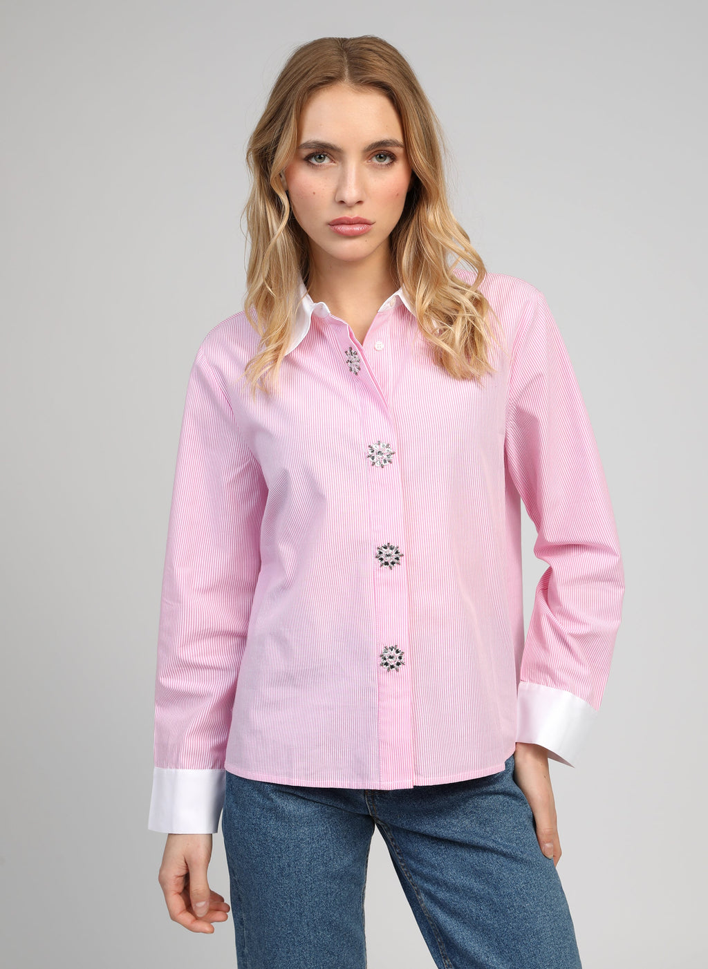 An'ge – Chemise Sylana Rose, mannequin portant une chemise rose à boutons décoratifs et poignets blancs