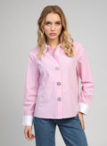 An'ge – Chemise Sylana Rose, mannequin portant une chemise rose à boutons décoratifs et poignets blancs