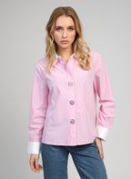 An'ge – Chemise Sylana Rose, mannequin portant une chemise rose à boutons décoratifs et poignets blancs