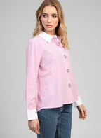 An'ge – Chemise Sylana Rose, chemise rose à col blanc portée par un mannequin, vue de profil