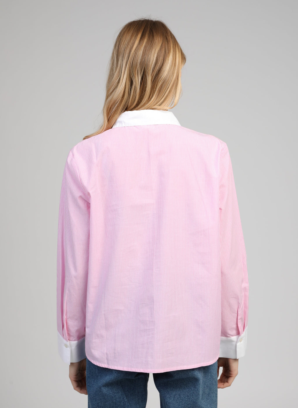 An'ge – Chemise Sylana Rose, chemisier rose à manches longues et col blanc, porté de dos