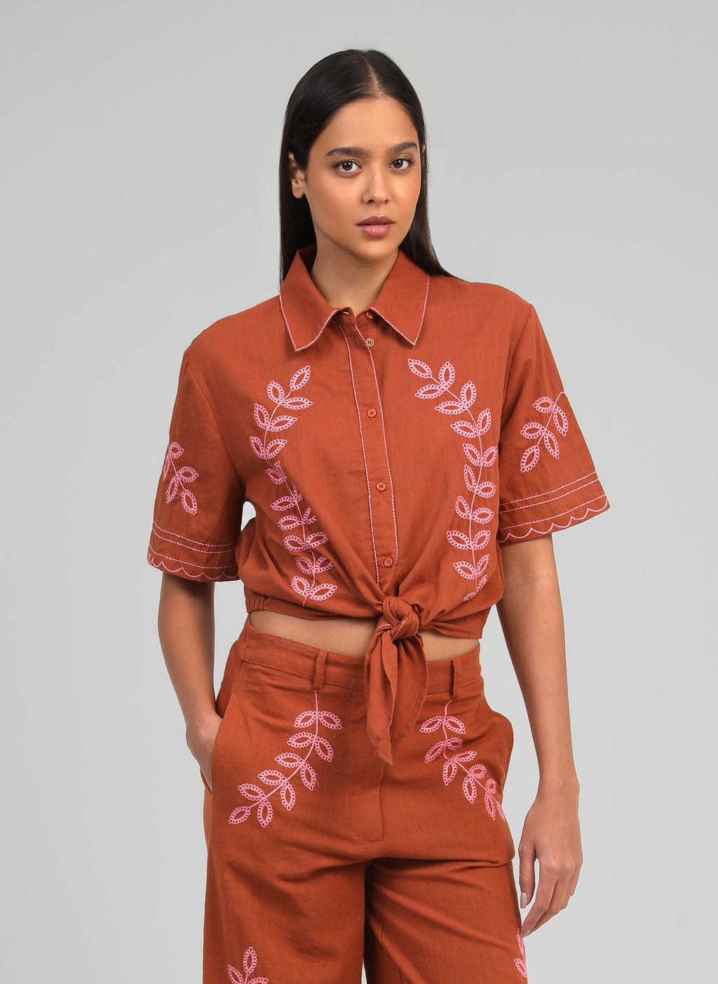 An'ge – Chemise Silona Caramel, mannequin portant une chemise courte marron brodée de motifs roses, vue de face