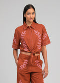 An'ge – Chemise Silona Caramel, mannequin portant une chemise courte marron brodée de motifs roses, vue de face