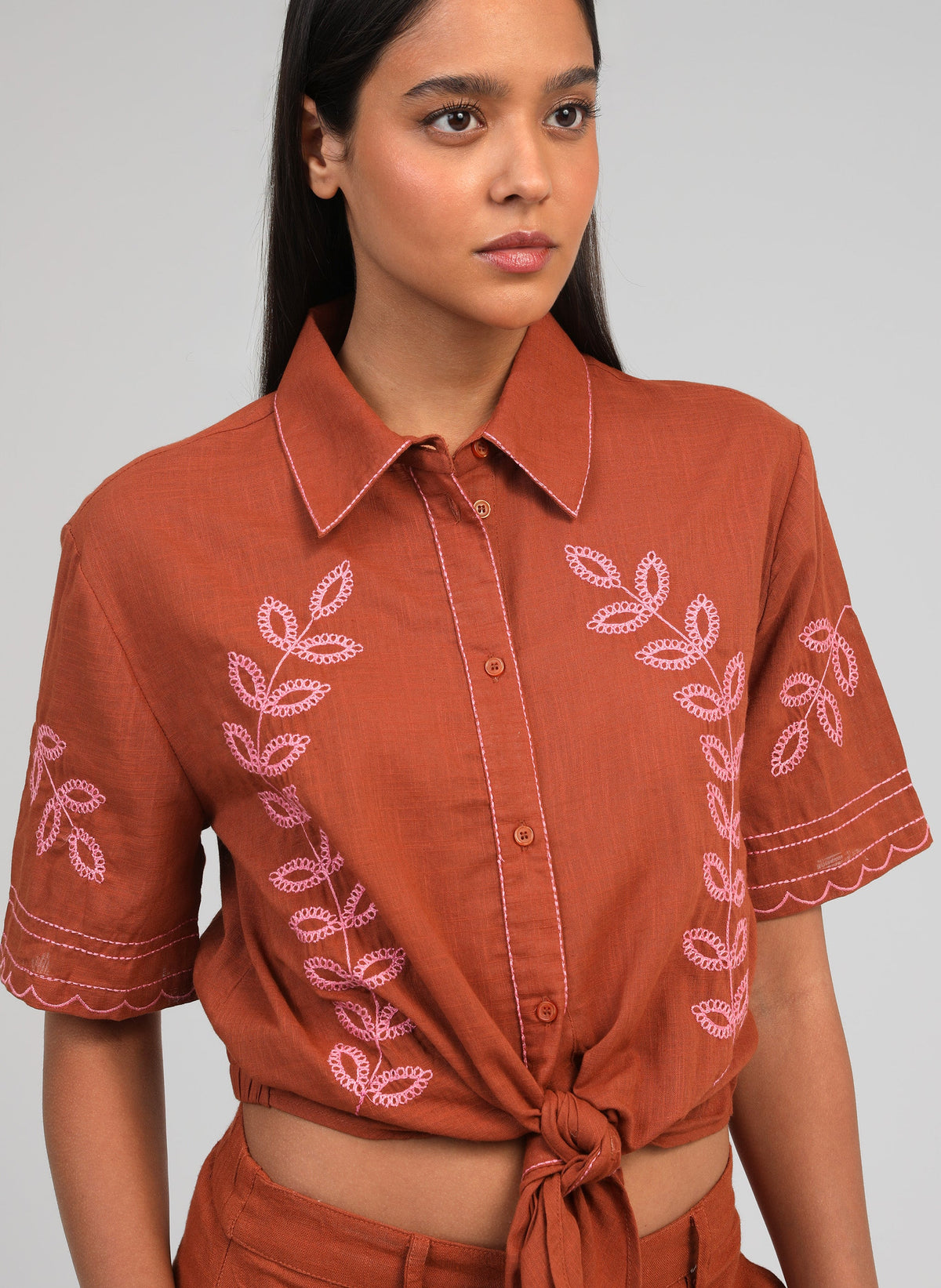 An'ge – Chemise Silona Caramel, mannequin portant une chemise courte marron avec des motifs floraux roses