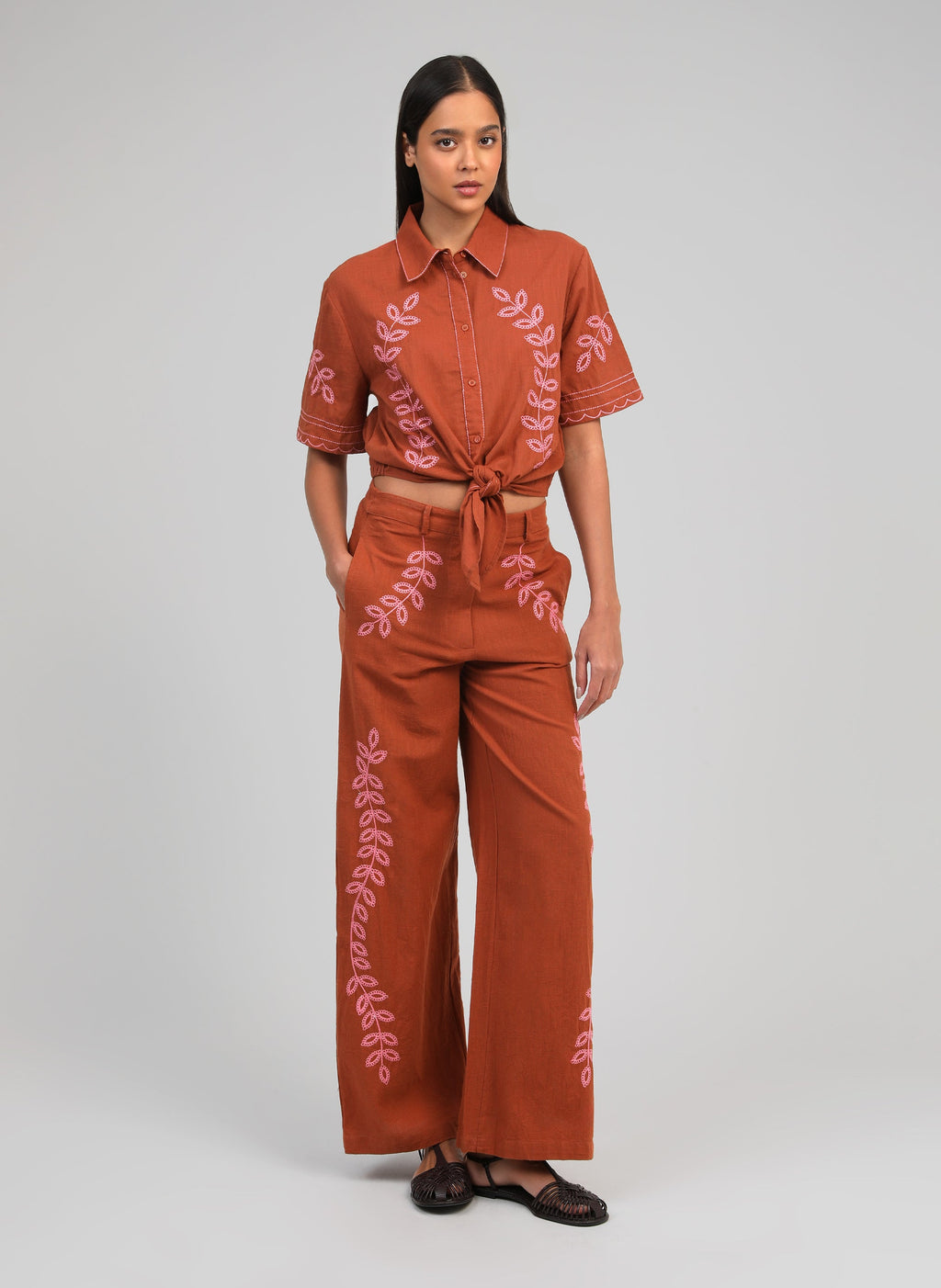 An'ge – Chemise Silona Caramel, mannequin portant un ensemble pantalon et chemise marron avec broderies roses, vue de face