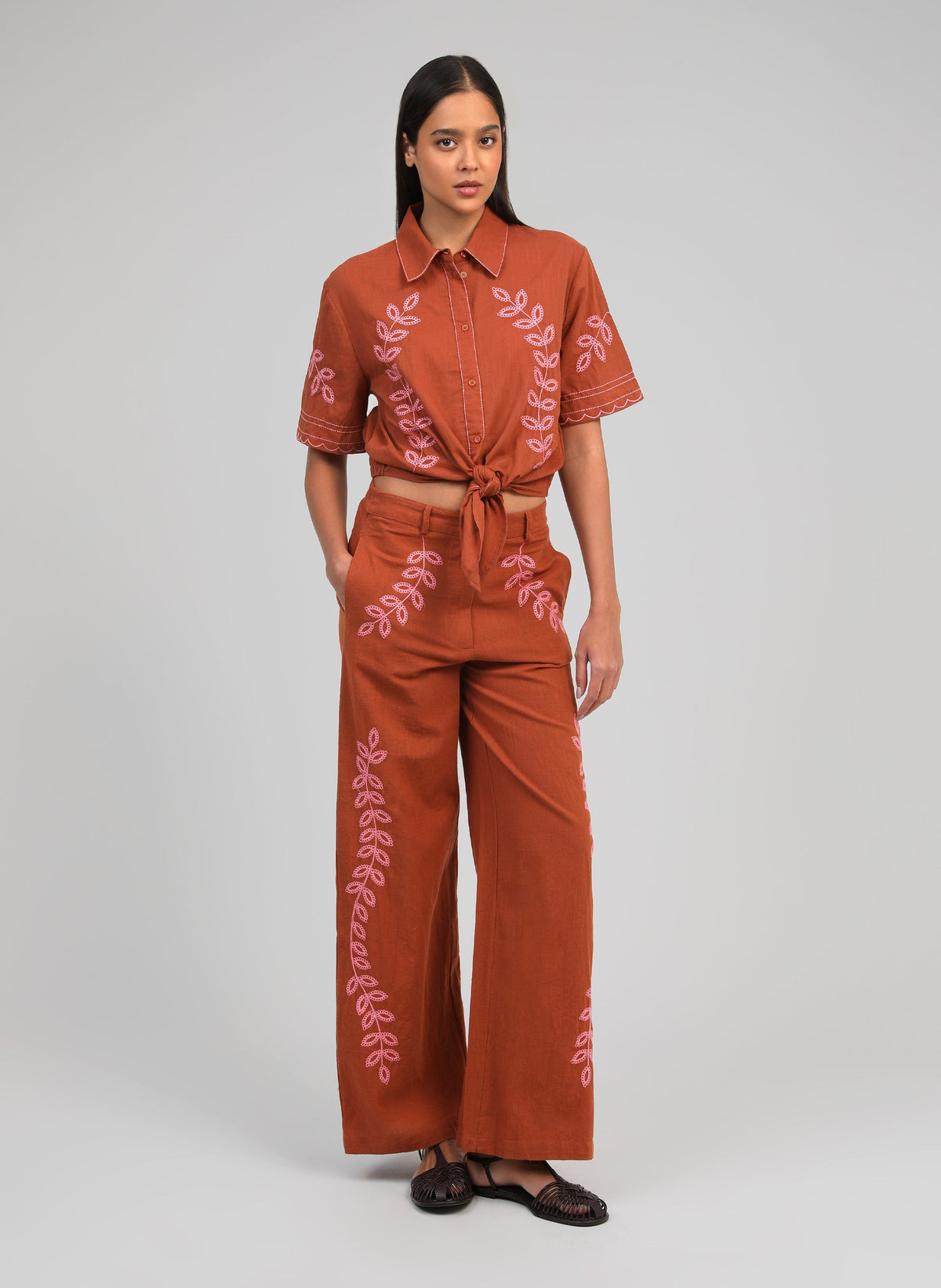 An'ge – Chemise Silona Caramel, mannequin portant un ensemble pantalon et chemise marron avec broderies roses, vue de face