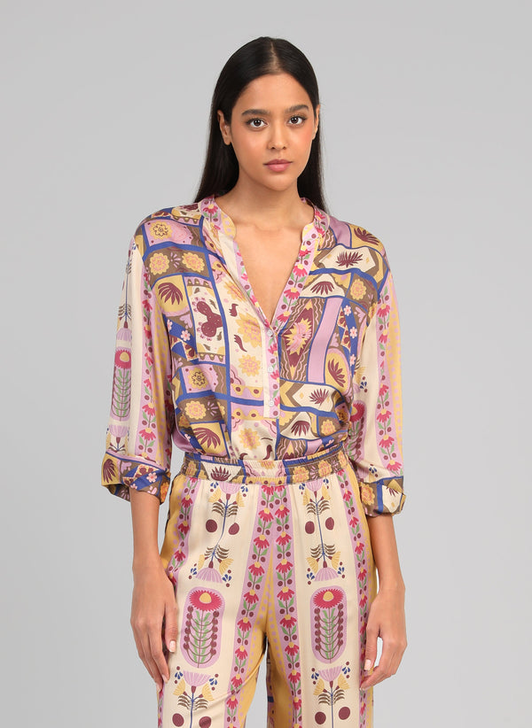 An'ge – Top Sylvanie Multi, modella che indossa una camicia e pantaloni a motivi colorati, vista frontale