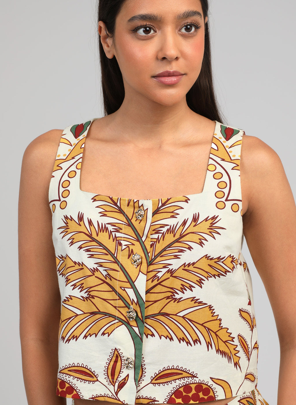 An'ge – Debardeur Symaly Tropico Jaune, haut sans manches blanc cassé à motif palmier jaune et rouge, porté de face