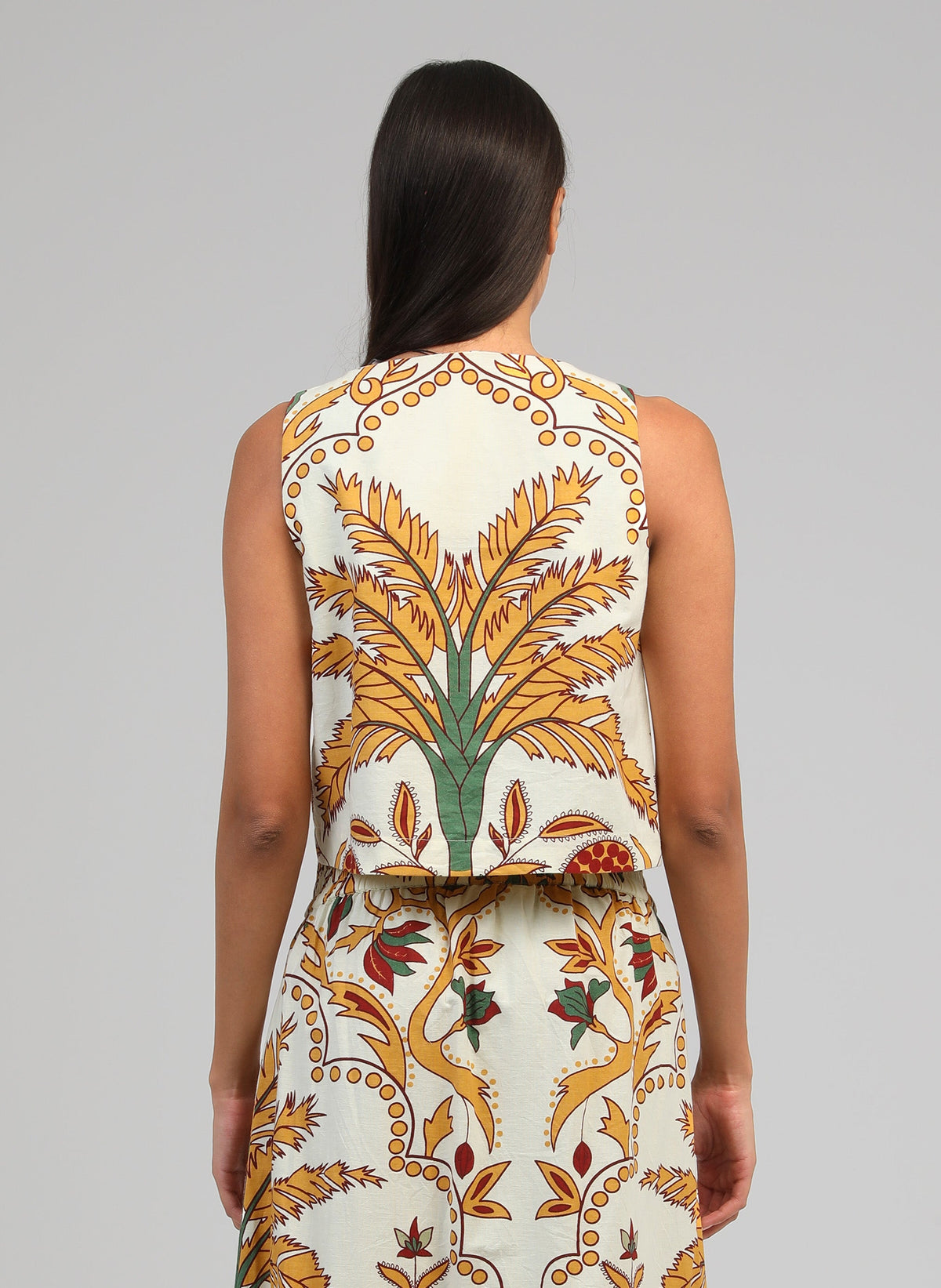 An'ge – Debardeur Symaly Tropico Jaune, haut et pantalon blancs à motifs jaunes et verts portés de dos