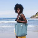 Mujer usando un bolso de playa verde azulado - BY FOUTAS