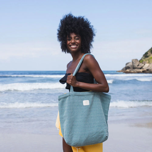 Mujer usando un bolso de playa verde azulado - BY FOUTAS