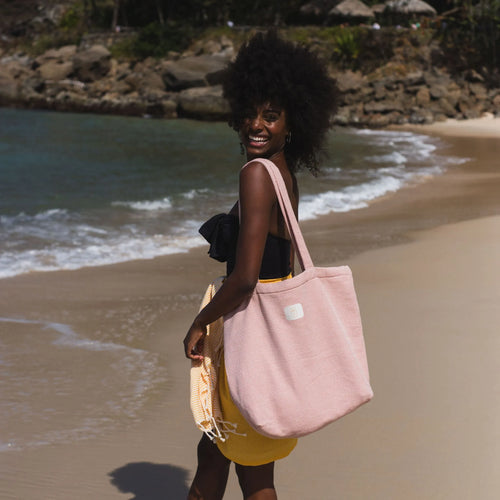 Mujer usando un bolso de playa rosa empolvado - BY FOUTAS